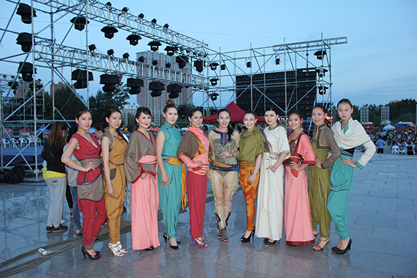 “Монгол костьюмс”-ынхан олон улсын фестивалийн тайзыг чимжээ.